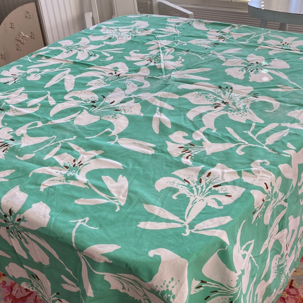 Turquoise With White Flowers Oval Cotton Tablecloth 66” x 72”. Like New